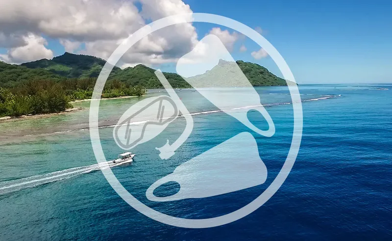 Vue aérienne d'un bateau en mer avec un masque de plongée stylisé