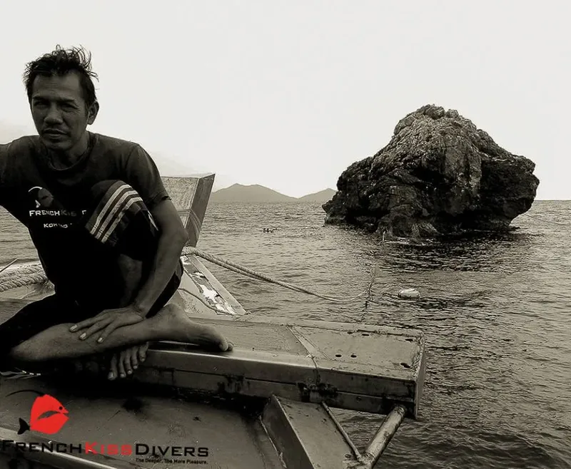 Homme regardant au loin depuis un bateau en mer calme