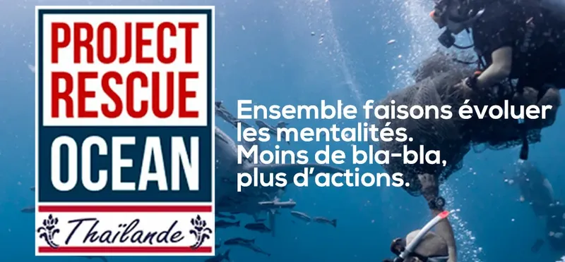Plongeurs en immersion avec un message pour la protection des océans