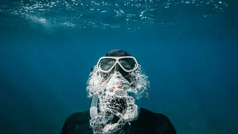 Plongeur avec masque et tuba, bulles, vue sous-marine, visage central