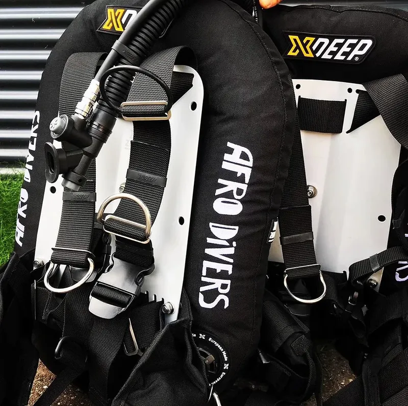 Equipement de plongée complet avec harnais, détendeur et inscription Afro Divers