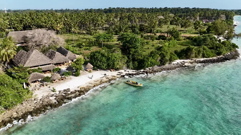 Vue aérienne d'une plage avec un bateau et des bâtiments