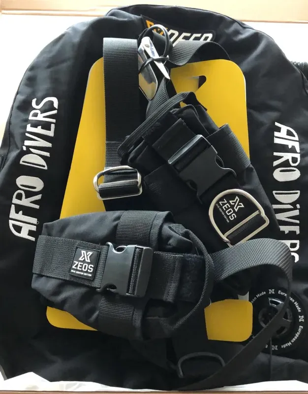 Harnais de plongée noir avec sangles et boucles, équipement