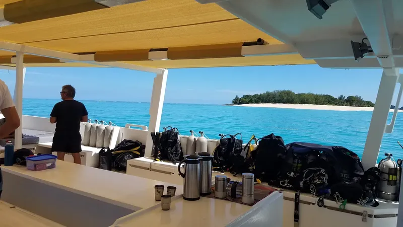 Vue depuis un bateau de plongée vers une île tropicale turquoise