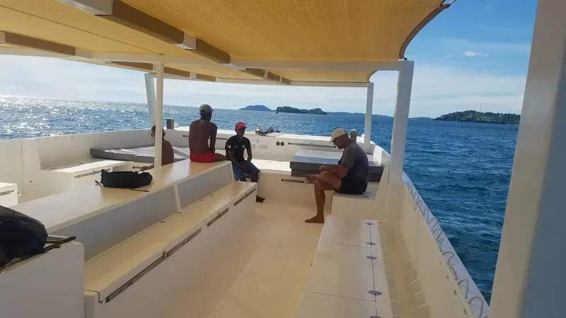 Personnes assises sur un bateau de plongée en mer, journée ensoleillée