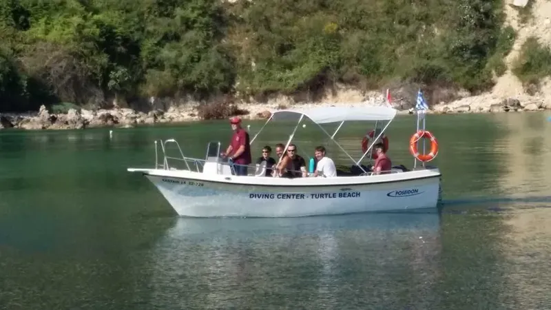 Bateau de plongée avec passagers naviguant sur une mer calme