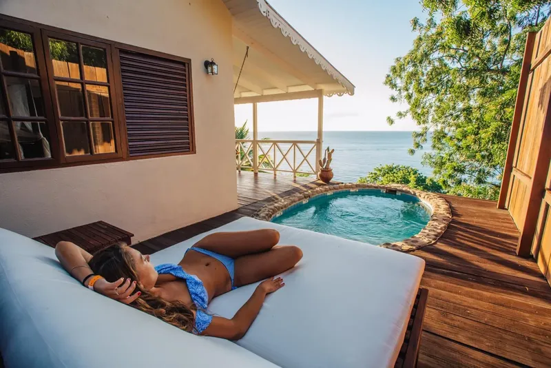 Femme se relaxant sur une terrasse avec vue sur la mer