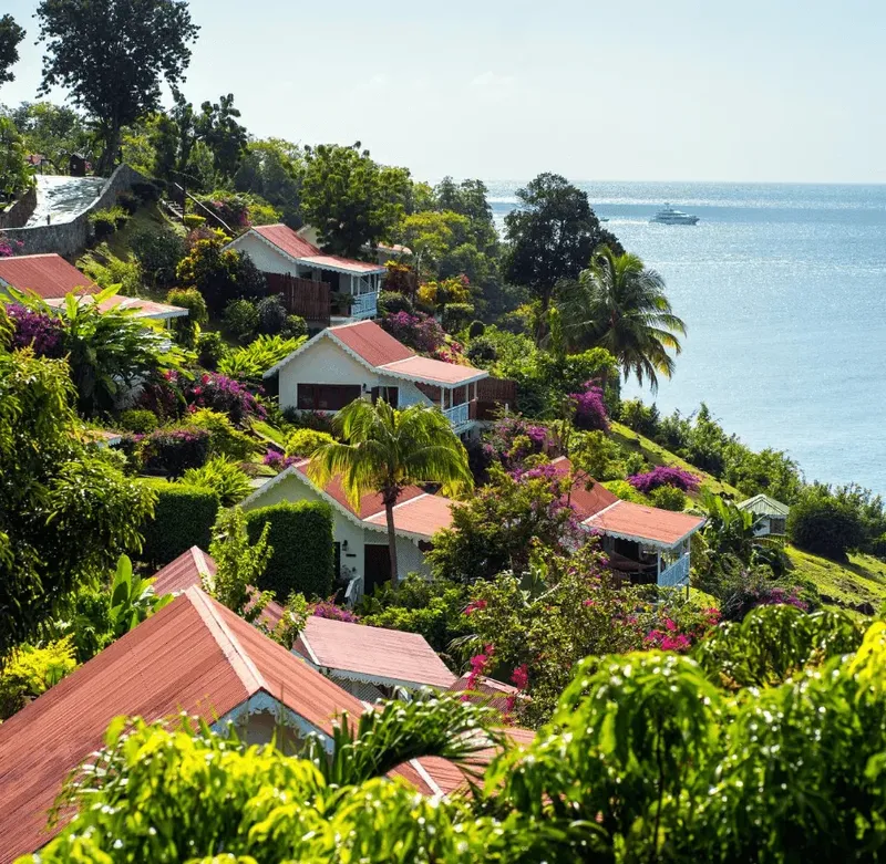 Vue aérienne de bâtiments blancs avec toits rouges près de la mer