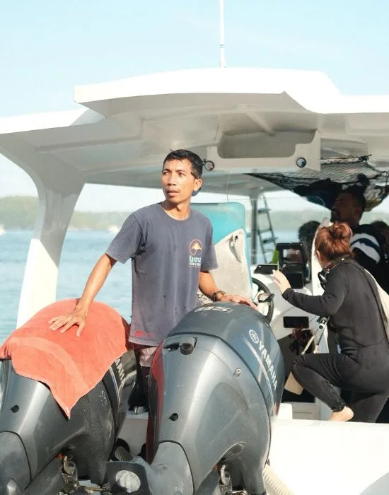 Homme regardant au loin sur un bateau de plongée en mer