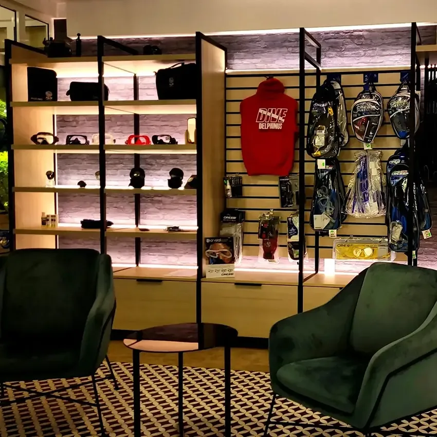 Boutique de plongée avec équipements, gilets, masques et accessoires exposés