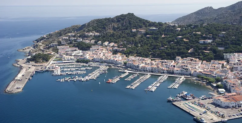 Vue aérienne d'un port de plaisance avec des bateaux amarrés et des bâtiments