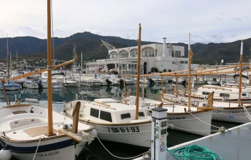 Port de plaisance avec bateaux amarrés et bâtiment en arrière-plan