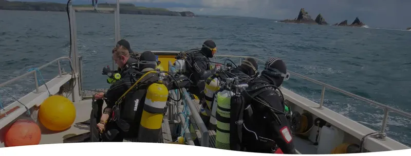 Plongeurs préparant leur matériel sur un bateau en mer