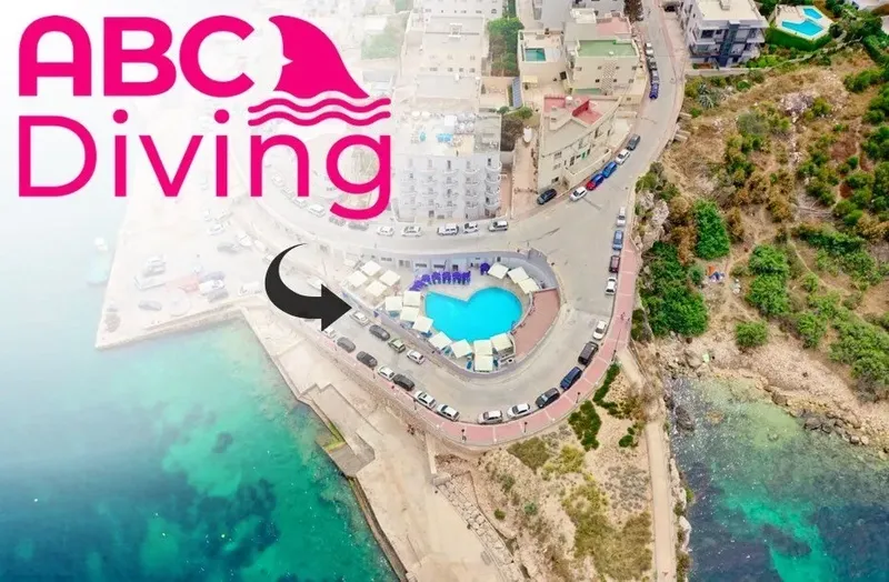 Vue aérienne d'un centre de plongée avec parking et accès mer