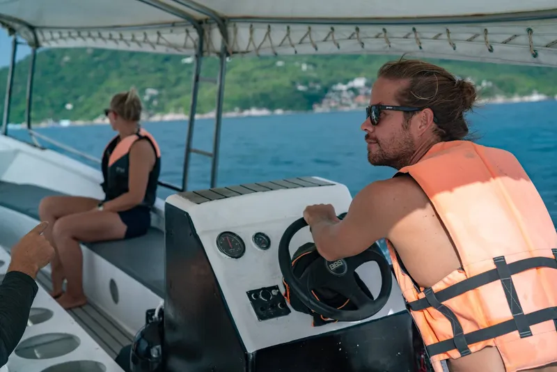 Deux personnes à bord d'un bateau semi-rigide en mer