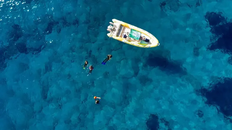 Plongeurs en préparation, bateau de plongée jaune sur mer turquoise