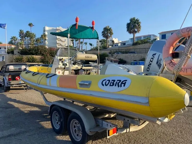 Bateau de plongée jaune et bleu Cobra sur une remorque