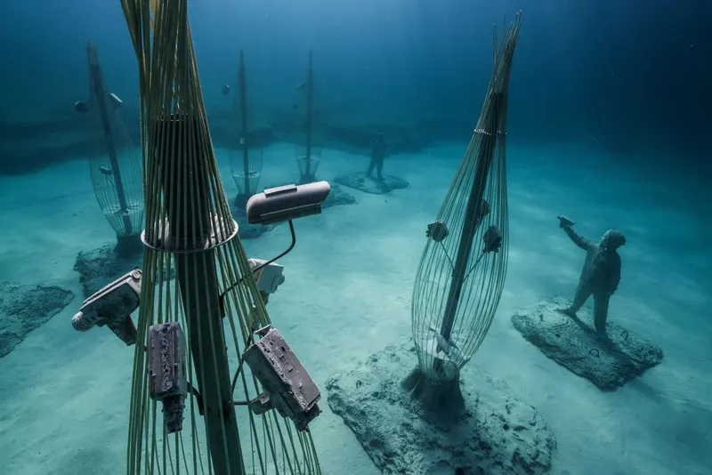 Sculptures sous-marines et structures métalliques dans une eau turquoise claire