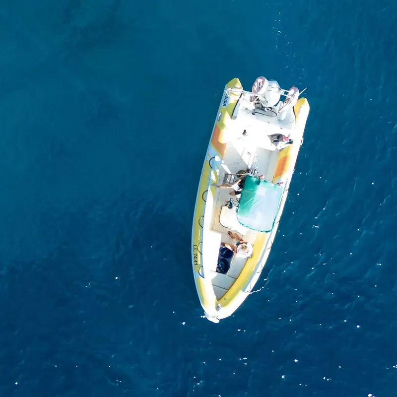 Vue aérienne d'un bateau de plongée avec des passagers à bord
