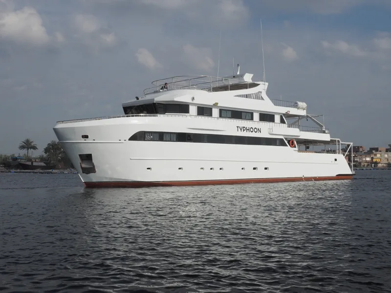 Grand bateau de plongée blanc amarré sur une eau calme