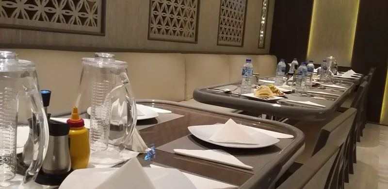 Tables dressées dans une salle à manger claire et moderne