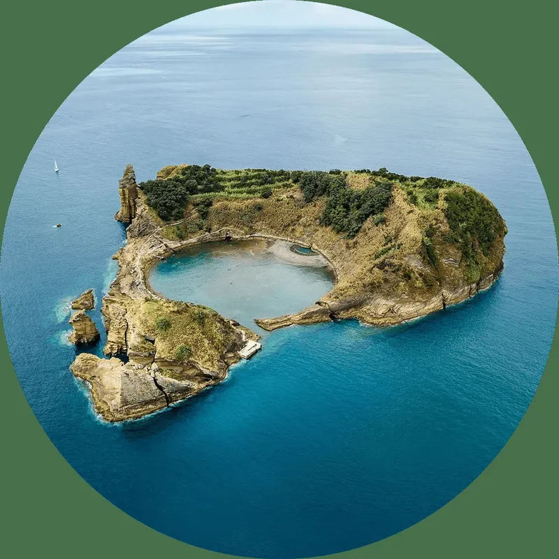 Île rocheuse avec une crique abritée et mer bleue turquoise