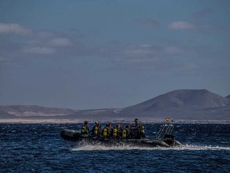 Groupe de plongeurs à bord d'un semi-rigide en pleine mer