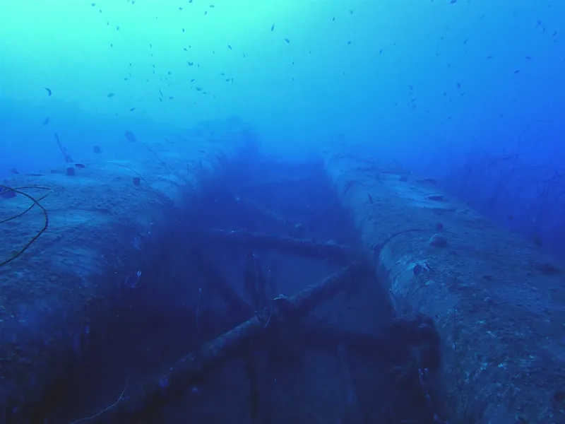 Épave sous-marine colonisée par la vie marine, bleu profond