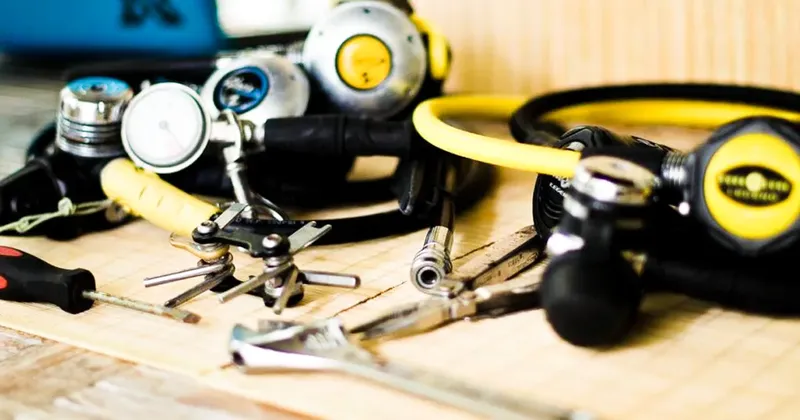 Divers composants de detendeurs et outils de maintenance pour plongee