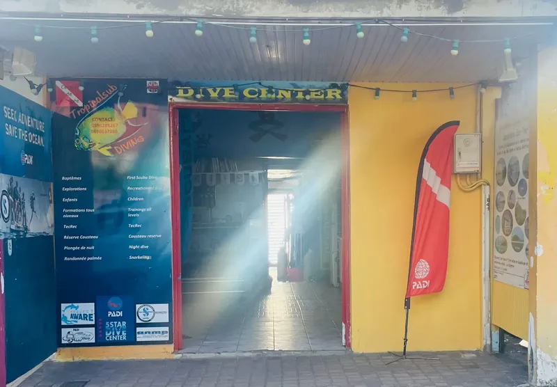 Façade colorée d'un centre de plongée avec enseigne et drapeau PADI