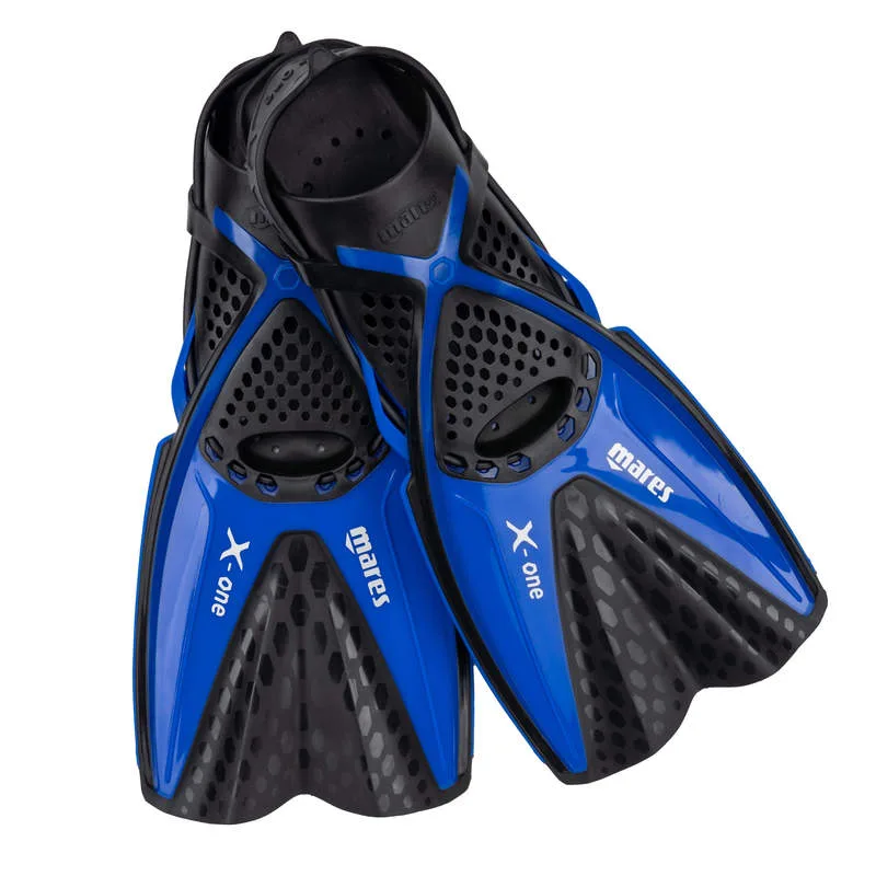 Paire de palmes de plongée bleues et noires de la marque Mares