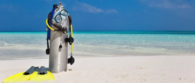 Equipement de plongée complet sur une plage de sable blanc turquoise