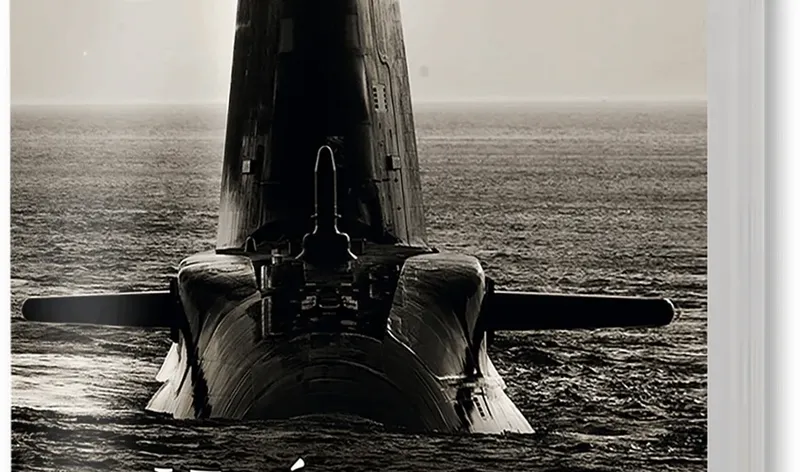 Sous-marin en plongée, vue frontale, sombre, mer agitée, monochrome