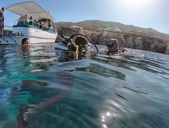Plongeurs se préparent à entrer dans l'eau depuis un bateau