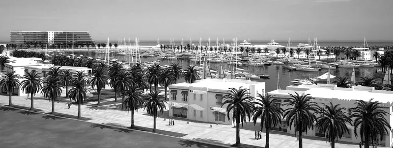 Port de plaisance avec bateaux, bâtiments et quelques personnes se promenant