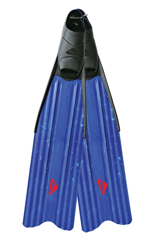 Plaques de palmes de plongée bleues et noires sur fond blanc