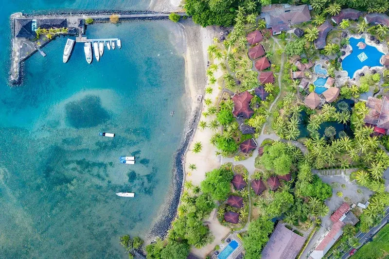 Vue aérienne d'une plage, de bâtiments et de bateaux amarrés
