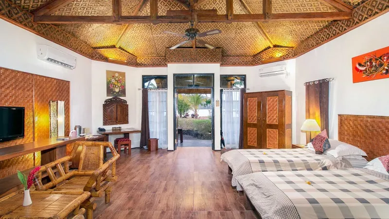 Chambre d'hôtel spacieuse avec décoration en bois et vue sur l'extérieur