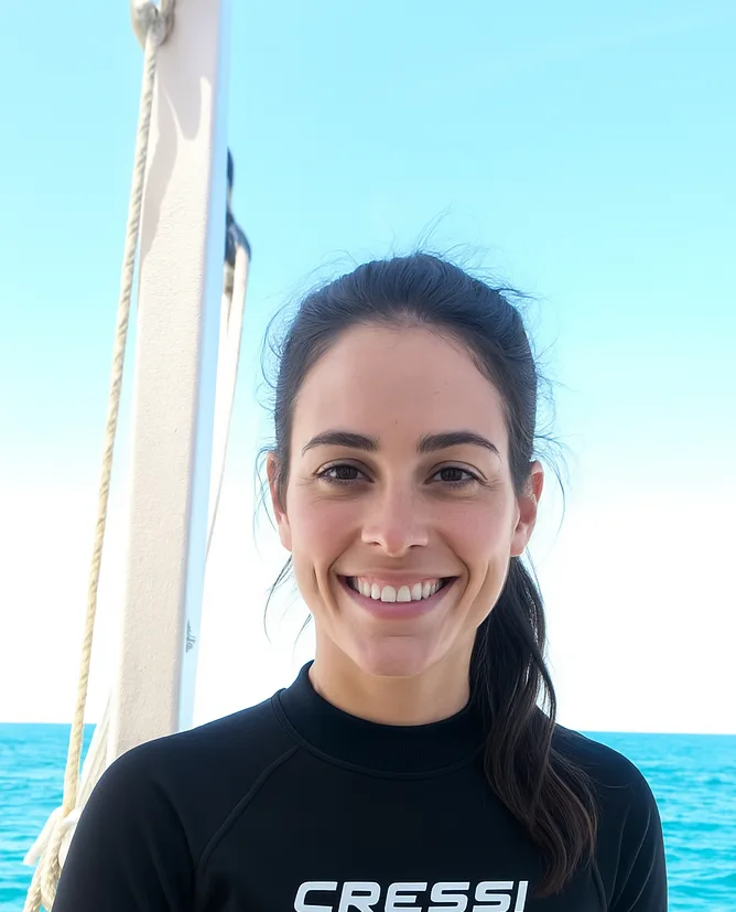 Jeune femme souriante portant une combinaison de plongée sur un bateau