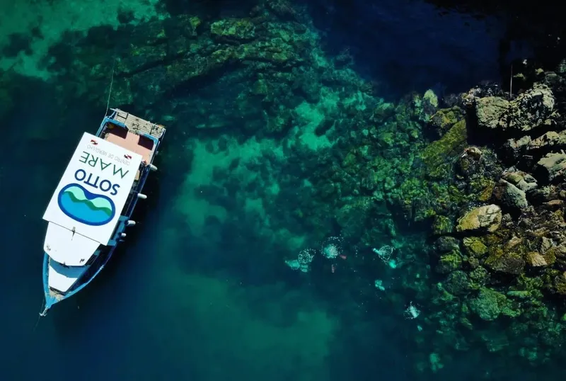 Vue aérienne d'un bateau de plongée avec des plongeurs en mer