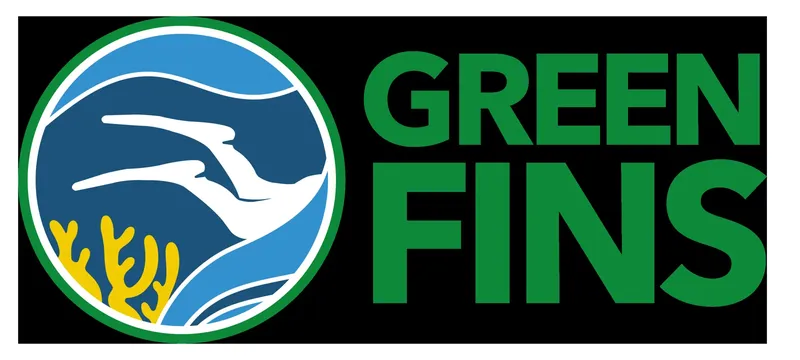 Logo avec un raie manta et le texte GREEN FINS sur fond noir