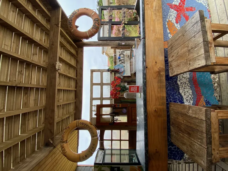 Vue d'une cour intérieure avec une personne et des éléments décoratifs