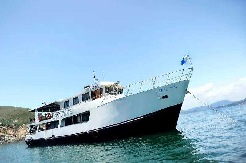 Grand bateau blanc amarré sur une eau calme et turquoise