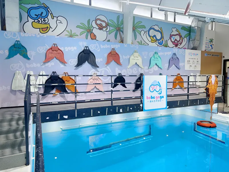 Piscine avec des masques de plongée et des illustrations marines colorées