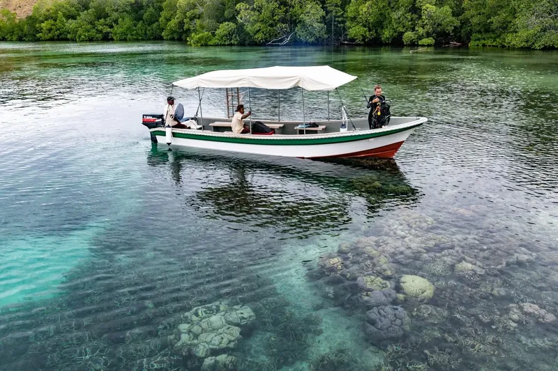 Bateau de plongée avec passagers et équipement sur l'eau turquoise