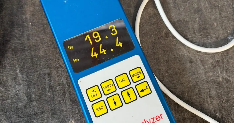 Analyseur de gaz avec affichage numérique des pourcentages d'oxygène et d'hélium