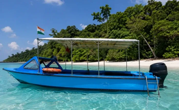 Bateau bleu sur eau turquoise avec plage et végétation luxuriante