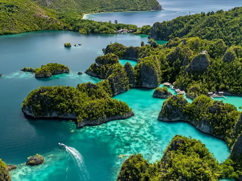 Archipel tropical avec végétation luxuriante et eaux turquoise claires