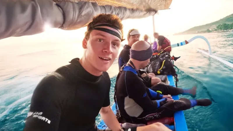 Plongée : des participants souriants sur un bateau en direction du site