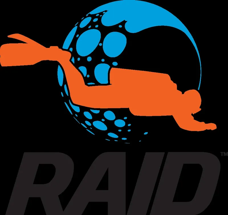 Silhouette orange d'un plongeur devant un globe bleu et le texte RAID
